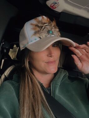 Beige Feather & Turquoise Trucker Hat - Women
